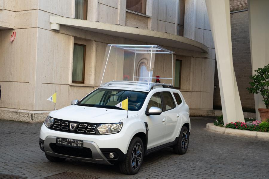  Dacia Duster Popemobile 2019 года  (фото 7 из 7)